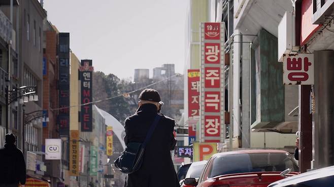 다큐 ‘미스터김, 영화관에 가다’ 스틸 컷. 화면 속 ‘광주극장’은 90년간 건재한 국내 최고령 극장이다. [사진 사나이픽처스]