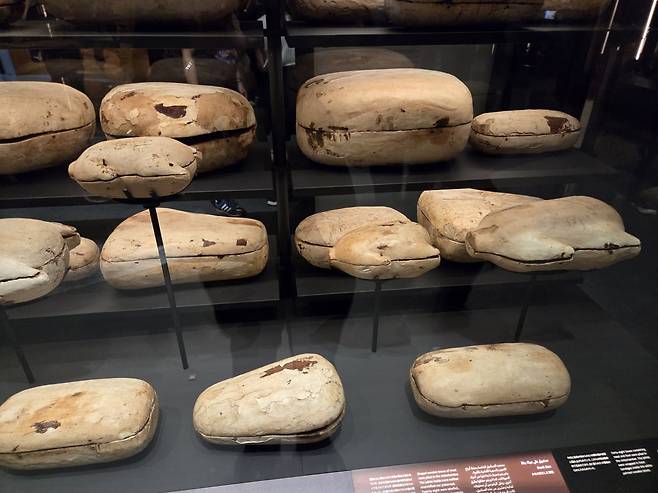 투탕카멘의 무덤에서 나온 음식들을 담고 있던 용기. 오리고기를 담은 용기(우측)은 오리 모양으로 만드는 등 세심함이 돋보인다. 갖가지 식물의 씨앗을 비롯해 다양한 종류의 음식 흔적이 나왔다. /성수영