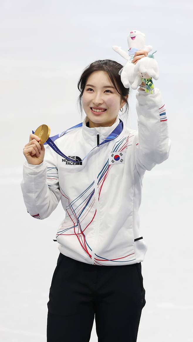 20일(현지시간) 이탈리아 밀라노 아이스스케이팅 아레나에서 열린 2026 밀라노-코르티나담페초 동계올림픽 쇼트트랙 여자 1500m 결승에서 1위한 김길리가 금메달을 목에 걸고 미소짓고 있다. 2026.2.21 연합뉴스