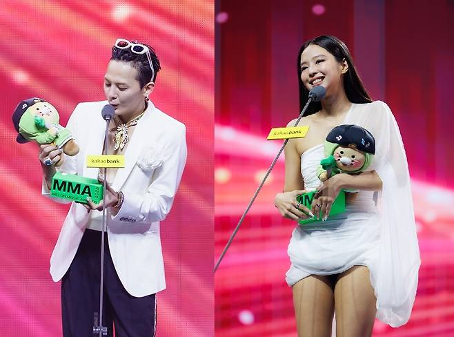 Singers G-Dragon, left, and Jennie, receive Grand Prizes at the Melon Music Awards held at the Gocheok Sky Dome in western Seoul on Dec. 20, 2025. [KAKAO ENTERTAINMENT]