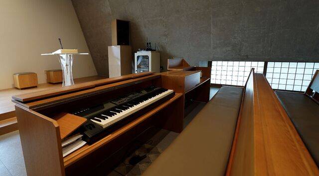 공간의 단순함을 유지하기 위해 건반도 가구 속에 넣었다. 건반 위쪽의 나무판이 뚜껑이다.