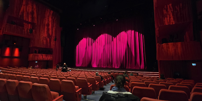 지난 20일(현지시간) ‘조세핀’이 상영된 베를린영화제 주극장 ‘베를리날레 팔라스트’의 1층 모습. 너무 서둘러 도착했던 탓인지 극장이 비었지만 영화가 시작되던 시점엔 전석이 매진됐습니다. [김유태 기자]