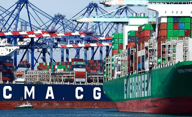 20일(현지시간) 미국 캘리포니아주 로스앤젤레스항에서 컨테이너 선박 위에 선적 크레인이 서있다. [AFP=연합뉴스]