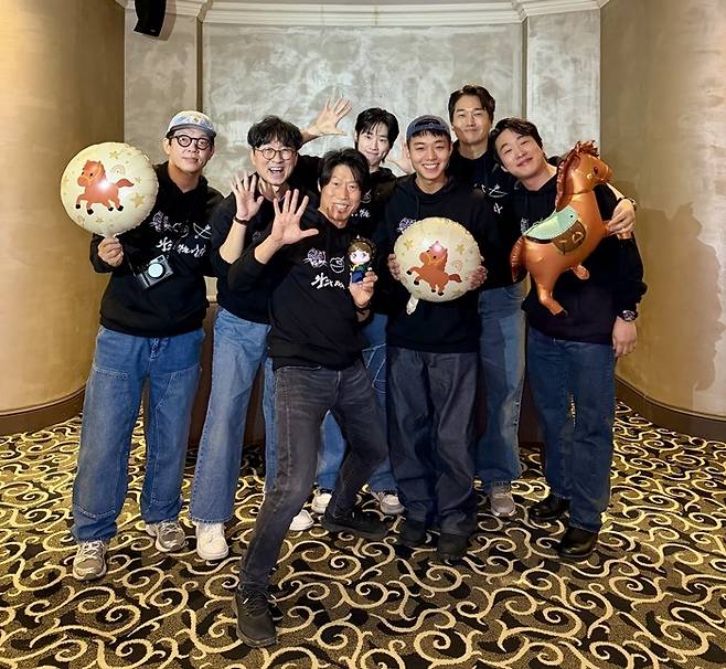 500만 관객 돌파를 자축하는 ‘왕과 사는 남자’ 배우들. 사진|쇼박스