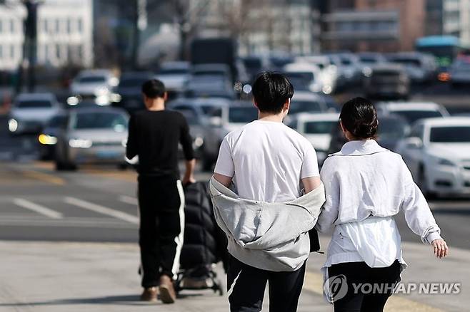 포근한 날씨를 보인 21일 시민과 관광객들이 서울 광화문 인근을 걷고 있다. [사진출처=연합뉴스]