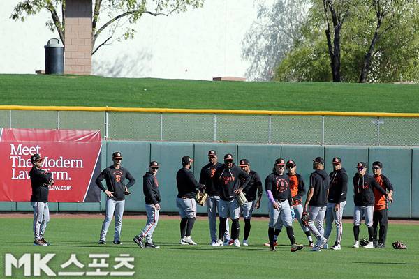 이정후를 비롯한 샌프란시스코 외야진이 수비 훈련을 준비하고 있다. 사진(美 스코츠데일)= 김재호 특파원