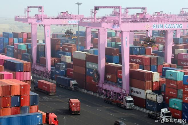 (인천=뉴스1) 황기선 기자 = 인천신항 컨테이너 터미널에 수출입 컨테이너가 쌓여 있는 모습.  2026.2.11/뉴스1  Copyright (C) 뉴스1. All rights reserved. 무단 전재 및 재배포,  AI학습 이용 금지. /사진=(인천=뉴스1) 황기선 기자