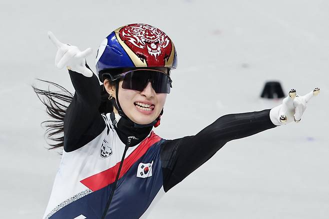 21일 이탈리아 밀라노 아이스스케이팅 아레나에서 열린 2026 밀라노-코르티나 동계올림픽 쇼트트랙 여자 1500m 결승에서 김길리가 1위로 결승선을 통과한 뒤 기뻐하고 있다. [연합]