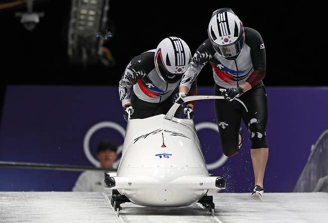 대한민국의 김유란과 전은지가 21일 2026 밀라노-코르티나 동계올림픽 여자 봅슬레이 2인승 경기에서 스타트하고 있다. [EPA]