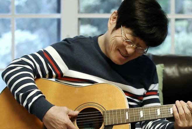 김창완은 성공을 설명하지 않고, 영광을 복기하지 않으며, 자신의 업적을 과시하지 않는다. 질문을 던지면 언제나 한 발 옆으로 비켜 선다. 스스로를 중심에 두지 않는 태도, 이것은 겸손의 제스처라기보다 애초에 자신을 고정된 정체성으로 붙들지 않는 사람의 방식과 닿아 있다. [연합]