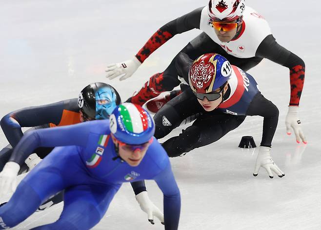 쇼트트랙 남자 5000m 계주 결승에서 한국 이정민이 레이스를 펼치고 있다. [연합]