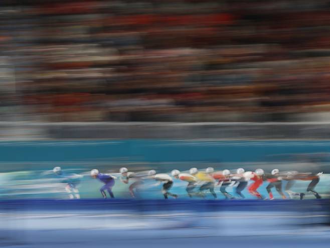 2026 밀라노-코르티나담페초 동계올림픽 스피드스케이팅 남자 매스스타트 준결승 레이스가 진행되는 모습. [연합]