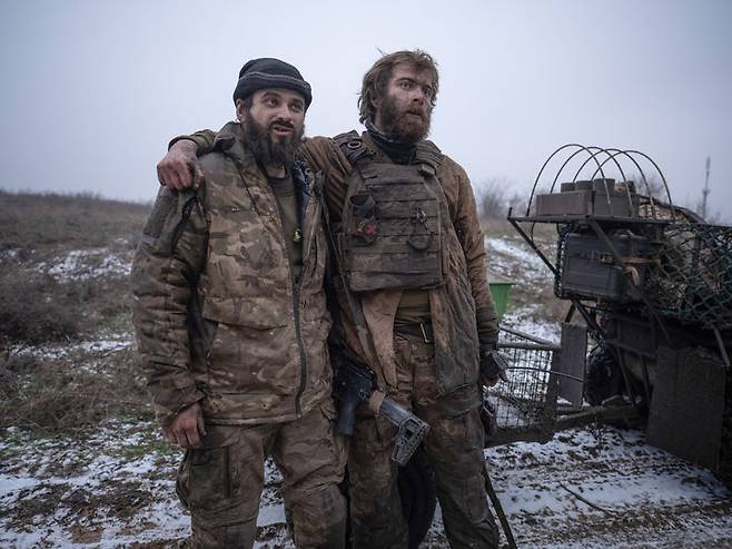 [코스탄티니우카=AP/뉴시스] 전선이 사실상 돈바스 요새 지대에 교착된 상황에서 전쟁이 장기화되면서, 200만명에 가까운 양국 병력이 무의미한 소모전으로 전사하거나 부상당한 것으로 파악됐다. 사진은 지난해 12월16일(현지 시간) 우크라이나 도네츠크주 코스탄티니우카 전선에서 러시아군과 130일간 전투를 벌이고 진지로 복귀한 우크라이나군 병사들의 모습. 2026.02.20.