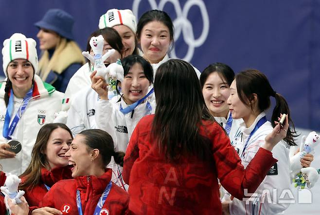 [밀라노=뉴시스] 박주성 기자 = 18일(현지 시간) 이탈리아 밀라노 아이스 스케이팅 아레나 경기장에서 열린 2026 밀라노·코르티나담페초 동계올림픽 쇼트트랙 여자 3000m 계주에서 금메달을 획득한 대한민국 여자 대표팀이 동메달을 획득한 캐나다 대표팀과 기쁨을 나누고 있다. 2026.02.19. park7691@newsis.com