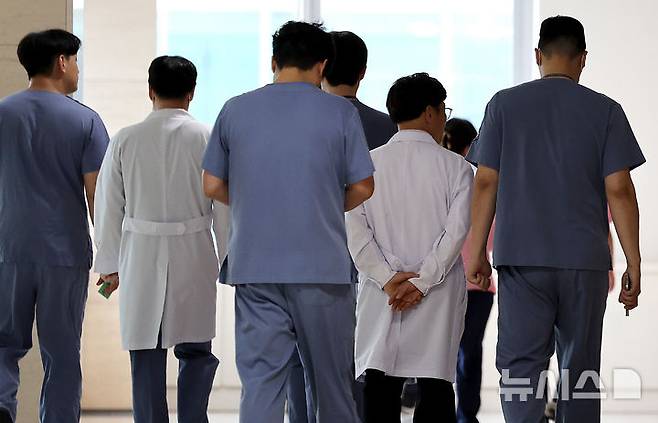 [대구=뉴시스] 이무열 기자 = 대구 시내의 한 대학병원에서 의료진들이 이동하고 있다. 2025.09.01. lmy@newsis.com