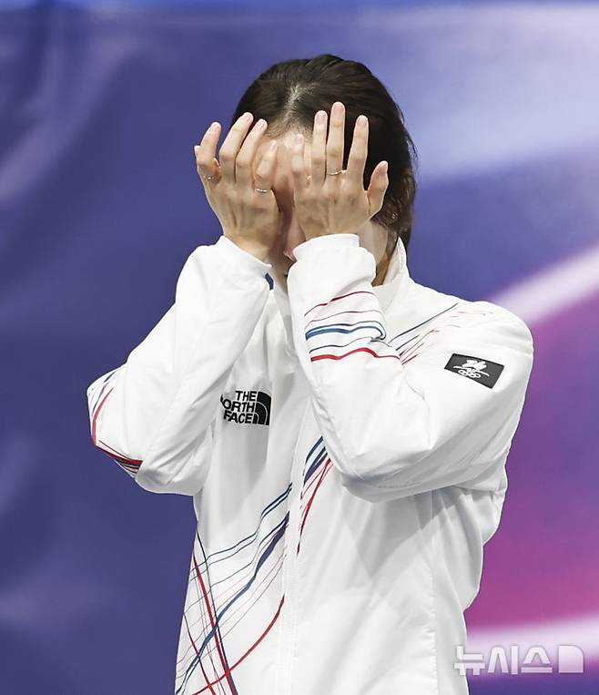 [밀라노=뉴시스] 김근수 기자 = 쇼트트랙 최민정이 20일(현지 시간) 이탈리아 밀라노 아이스스케이팅 아레나에서 열린 2026 밀라노·코르티나 담페초 동계올림픽 쇼트트랙 여자 1500m 시상식에서 눈물을 흘리고 있다. 2026.02.21. ks@newsis.com