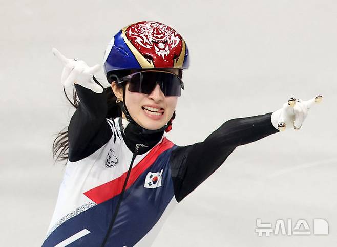 [밀라노=뉴시스] 박주성 기자 = 20일 (현지 시간) 이탈리아 밀라노 아이스 스케이팅 아레나 경기장에서 열린 2026 밀라노·코르티나담페초 동계올림픽 쇼트트랙 여자 1500m 결승에서 김길리가 금메달을 획득한 뒤 기뻐하고 있다. 2026.02.21. park7691@newsis.com
