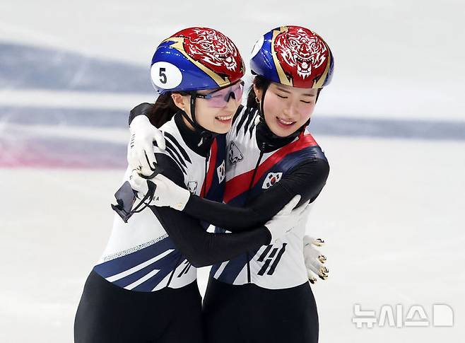 [밀라노=뉴시스] 박주성 기자 = 20일 (현지 시간) 이탈리아 밀라노 아이스 스케이팅 아레나 경기장에서 열린 2026 밀라노·코르티나담페초 동계올림픽 쇼트트랙 여자 1500m 결승에서 금메달을 획득한 김길리와 은메달을 획득한 최민정이 서로를 격려하며 기뻐하고 있다. 2026.02.21. park7691@newsis.com