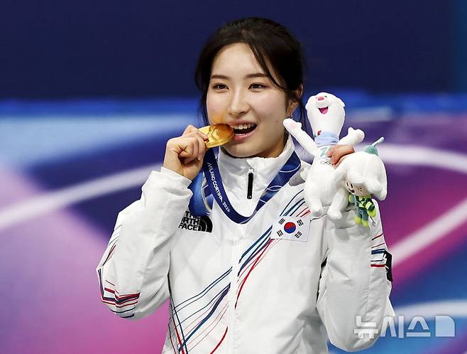 [밀라노=뉴시스] 김근수 기자 = 쇼트트랙 김길리가 20일(현지 시간) 이탈리아 밀라노 아이스스케이팅 아레나에서 열린 2026 밀라노·코르티나 담페초 동계올림픽 쇼트트랙 여자 1500m 시상식에서 금메달을 깨무는 세리머니를 하고 있다. 2026.02.21. ks@newsis.com