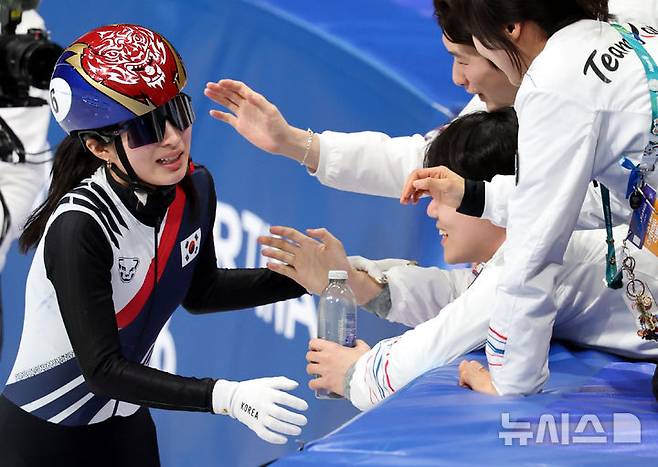 [밀라노=뉴시스] 박주성 기자 = 20일 (현지 시간) 이탈리아 밀라노 아이스 스케이팅 아레나 경기장에서 열린 2026 밀라노·코르티나담페초 동계올림픽 쇼트트랙 여자 1500m 결승에서 김길리가 금메달을 획득한 후 팀 동료들과 기쁨을 나누고 있다. 2026.02.21. park7691@newsis.com