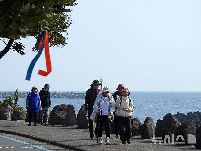 [제주=뉴시스] 김수환 기자 = 20일 오전 서명숙 제주올레 이사장과 잔느 캐서린 헤니가 서귀포시 보목동 일대 제주올레길 6코스를 걷고 있다. 두 사람은 2006년 산티아고 순례길 위에서 처음 만나 각자의 나라에 길을 만들어 교류할 것을 약속했고 20년 만인 이날 약속이 지켜졌다. 2026.02.20. notedsh@newsis.com