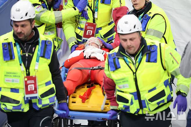 [밀라노=뉴시스] 박주성 기자 = 20일 (현지 시간) 이탈리아 밀라노 아이스 스케이팅 아레나 경기장에서 열린 2026 밀라노·코르티나담페초 동계올림픽 쇼트트랙 여자 1500m 준준결승에서 폴란드 카밀라 셀리에가 미국 크리스틴 산토스 그리즈월드, 이탈리아 아리아나 폰타나와 엉켜 넘어진 뒤 들것에 실려 나가고 있다.셀리에는 산토스 그리즈월드의 스케이트 날에 왼쪽 눈 부위를 긁혀 출혈 증세를 보인 뒤 한동안 일어나지 못했다. 2026.02.21. park7691@newsis.com