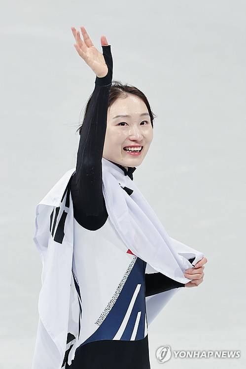 최민정, 붉어진 눈시울로 세리머니 [밀라노=연합뉴스]