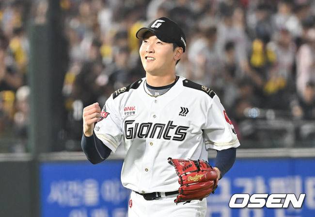 [OSEN=부산, 이석우 기자] 2일 부산 사직야구장에서 2025 신한 SOL 뱅크 KBO 리그 롯데 자이언츠와 LG 트윈스의 경기가 열렸다. 홈팀 롯데는 감보아가, 방문팀 LG는 임찬규가 선발 출전했다.롯데 자이언츠 최준용이 7회초 2사 만루 LG 트윈스 박동원을 좌익수 플라이로 잡고 미소짓고 있다. 2025.07.02 / foto0307@osen.co.kr