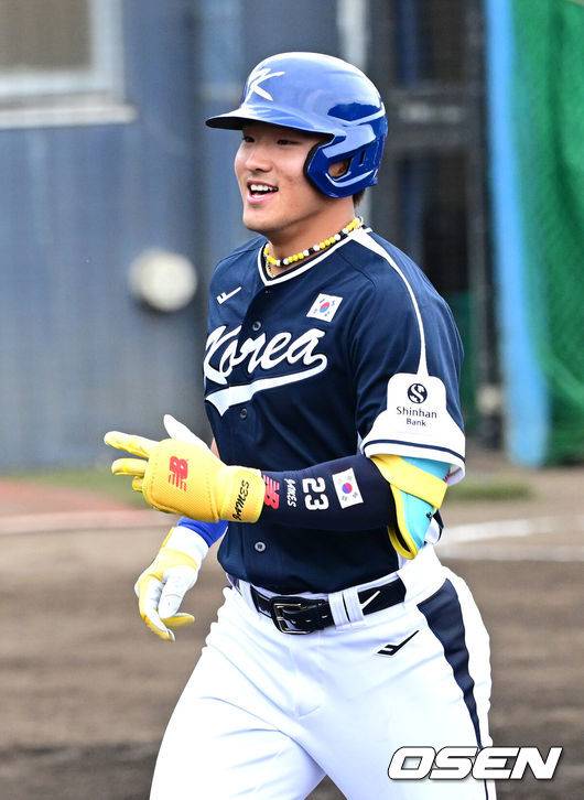 [OSEN=오키나와(일본), 최규한 기자] 2026 WBC(월드베이스볼클래식)를 준비하는 대한민국 야구 대표팀이 20일 오후 일본 오키나와 온나손 아카마 구장에서 프로야구 삼성 라이온즈와 연습경기를 펼쳤다. 야구 대표팀은 오키나와에서 국내 팀들과 6차례 연습경기를 치르며 전력을 끌어올릴 예정이다.1회초 1사 주자없는 상황 대표팀 안현민이 선제 솔로포를 날리고 홈을 밟은 뒤 미소짓고 있다. 2026.02.20 / dreamer@osen.co.kr