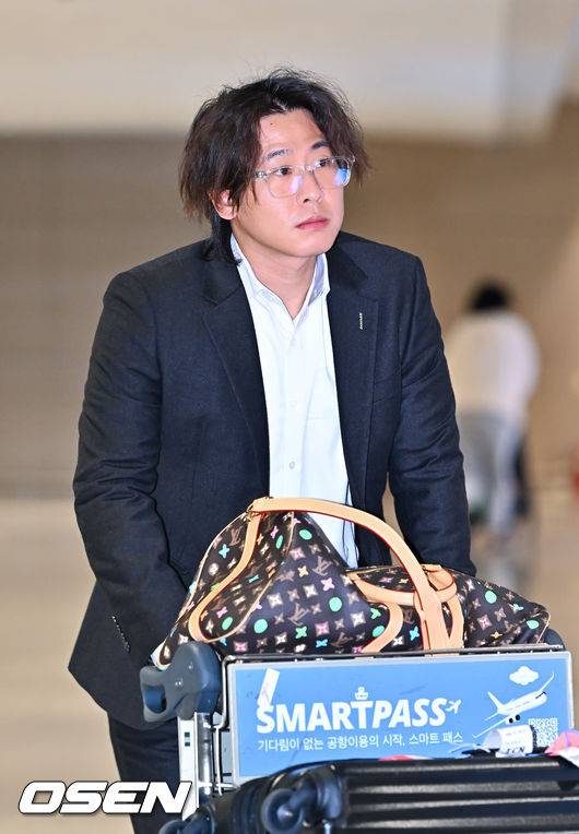 [OSEN=인천공항, 박준형 기자]  두산 베어스가 20일 오후 호주 시드니 1차 전지훈련을 마치고 인천국제공항을 통해 귀국했다.두산은 지난 1월 23일부터 2월 19일까지 호주 시드니 블랙타운 야구장에서 체력 및 전술 훈련 위주의 1차 캠프를 진행했다. 그리고 오는&nbsp;22일 일본 미야자키로 출국해 '구춘 대회' 포함 7차례 연습경기를 치를 예정이다.두산 박찬호가 입국장을 나서고 있다.  2026.02.20  / soul1014@osen.co.kr