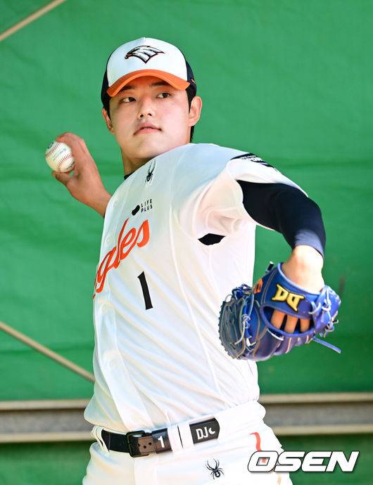 [OSEN=오키나와(일본), 최규한 기자] 프로야구 한화 이글스가 21일 일본 오키나와 고친다 구장에서 스프링 캠프 훈련을 펼쳤다.한화는 이번 2차 오키나와 캠프에서 총 9차례의 연습경기를&nbsp;통해 전력을 가다듬을 예정이다.한화 문동주가 불펜 피칭을 펼치고 있다. 2026.02.21 / dreamer@osen.co.kr