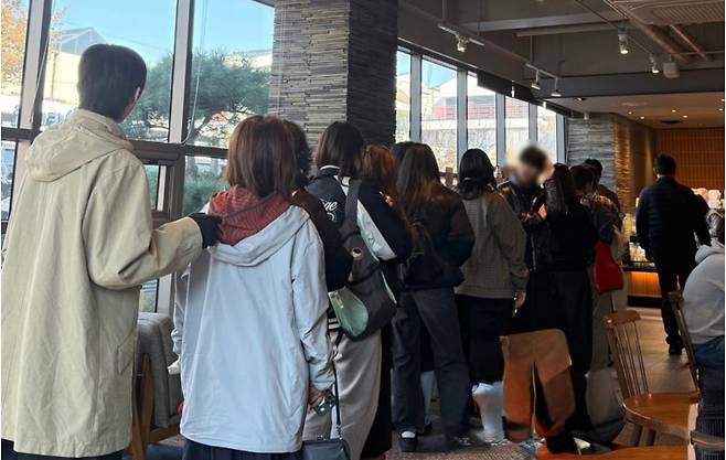 20일 오후 서울 종로의 한 스타벅스 매장에서 ‘Sweet Hour’ 한정 리유저블 컵을 받기 위해 고객들이 줄을 서 있다. 매장별 준비 수량은 30~40개 안팎으로, 일부 매장에서는 20여 분 만에 소진됐다는 안내가 나왔다. 뉴스1