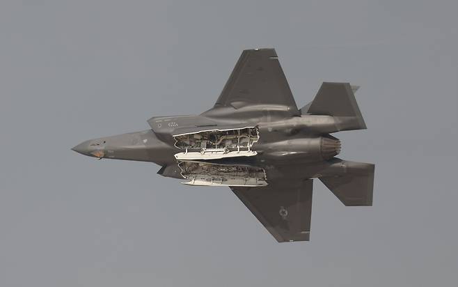 미 공군 F-35 스텔스기가 내부무장창을 열고 비행을 하고 있다. EPA 연합뉴스