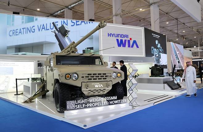 현대위아가 만든 105㎜ 차륜형자주포가 사우디아라비아 리야드에서 열린 세계방산전시회(WDS) 부스에 전시되어 있다. 현대위아 제공