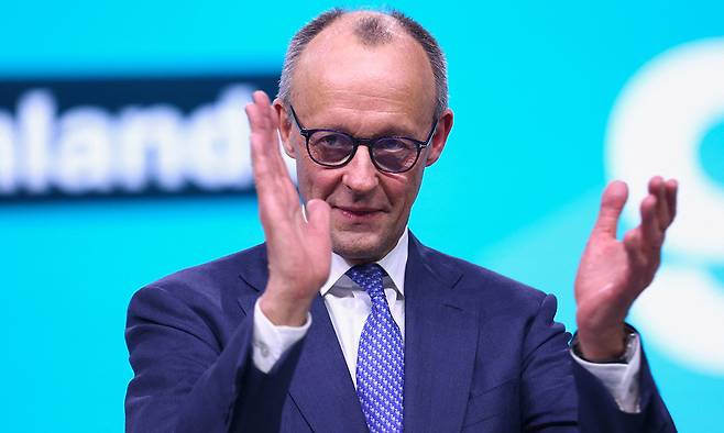 20일(현지시간) 독일 슈투트가르트에서 열린 CDU 전당대회에 참석한 프리드리히 메르츠 총리가 당 의장으로의 재선출이 확정된 뒤 기뻐하고 있다. 로이터연합뉴스