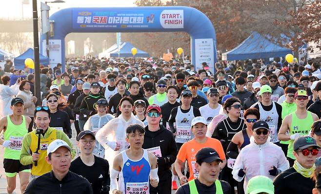 21일 서울 영등포구 여의도 한강공원 물빛광장에서 세계일보와 한국마라톤연맹이 공동으로 주최한 희망드림 ‘제23회 동계 국제 마라톤대회’에서 6500여명의 참가 선수들이 힘차게 출발하고 있다.