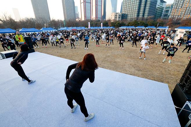 21일 서울 영등포구 여의도 한강공원 물빛광장에서 세계일보와 한국마라톤연맹이 공동으로 주최한 희망드림 ‘제23회 동계 국제 마라톤대회’에 참가한 선수들이 몸을 풀고 있다.