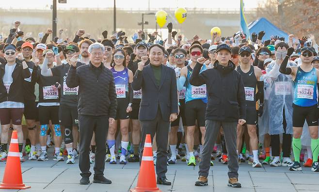 21일 서울 영등포구 여의도 한강공원 물빛광장에서 세계일보와 한국마라톤연맹이 공동으로 주최한 희망드림 ‘제23회 동계 국제 마라톤대회’에 참가한 선수들이 출발에 앞서 파이팅을 외치고 있다.&nbsp;