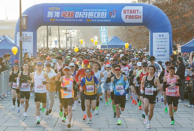 21일 서울 영등포구 여의도 한강공원 물빛광장에서 세계일보와 한국마라톤연맹이 공동으로 주최한 희망드림 ‘제23회 동계 국제 마라톤대회’에서 6500여명의 참가 선수들이 힘차게 출발하고 있다.&nbsp;