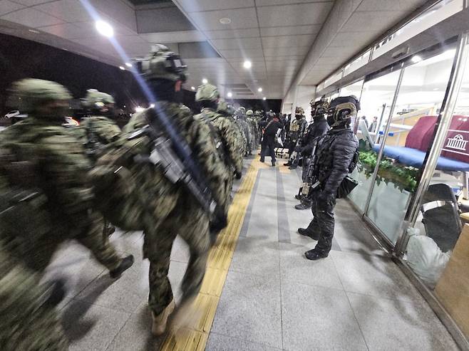 2024년 12월 4일 서울 여의도 국회 입구를 계엄군이 통제하고 있다. 뉴시스