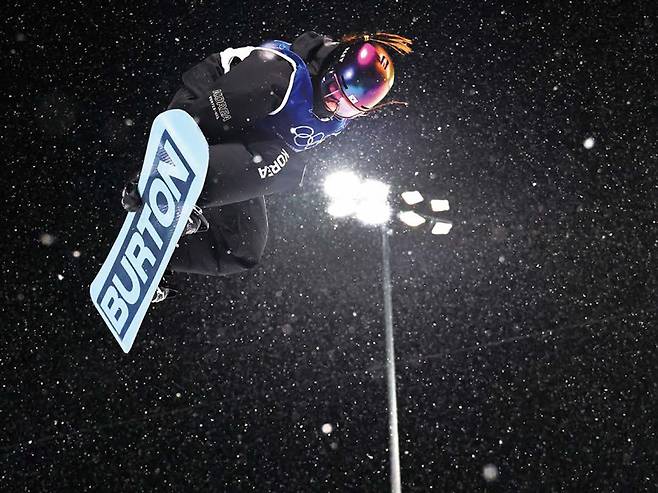 2월13일 이탈리아 리비뇨 스노파크에서 열린 2026 밀라노·코르티나담페초 동계 올림픽 스노보드 여자 하프 파이프 결선에서 최가온이 1차 시기에 묘기를 선보이고 있다. ⓒ연합뉴스