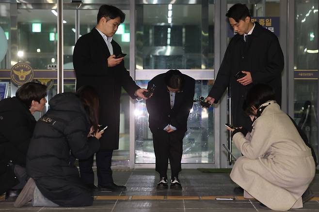 전직 매니저들에 대한 ‘갑질’과 불법 의료행위 의혹을 받는 방송인 박나래씨가 20일 경찰에 출석해 조사를 받은 뒤 서울 강남경찰서를 나서며 고개를 숙이고 있다. 2026.2.20 연합뉴스