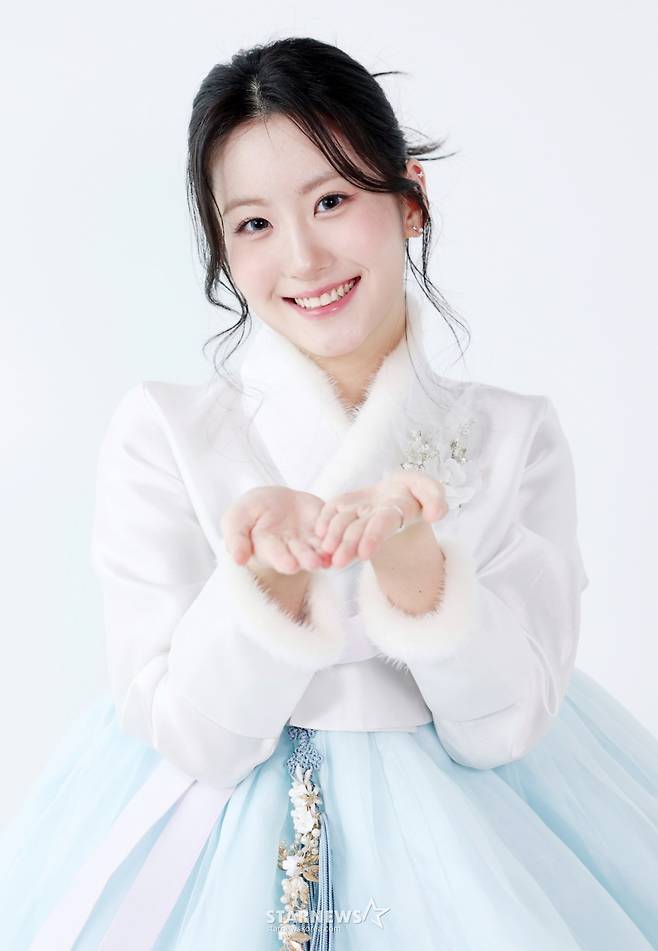 가수 오유진이 서울 중구 스타뉴스 사옥에서 진행된 설 맞이 한복 인터뷰를 하기 전 포즈를 취하고 있다. /2026.02.17 /사진=김휘선 hwijpg@