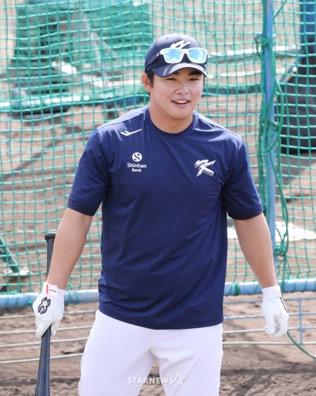 WBC 한국 야구 대표팀이 21일 일본 오키나와현 야에세 고친다 구장에서 한화 이글스와 연습경기를 진행했다.  문현빈이 밝은 표정으로 타격 훈련을 하고 있다. /사진=김진경 대기자