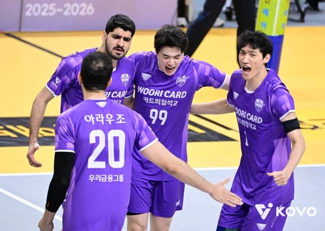 우리카드 선수들이 득점 후 함께 기뻐하고 있다. /사진=KOVO 제공