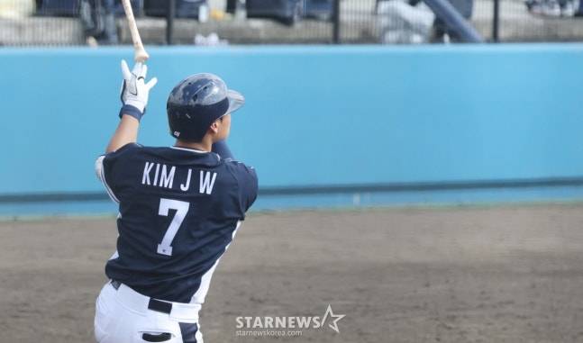 WBC 한국 야구 대표팀이 21일 일본 오키나와현 야에세 고친다 구장에서 한화 이글스와 연습경기를 가졌다. 대표팀 김주원이 7회초 무사 1,2루에서 역전 3점 홈런을 날리고 있다. /사진=김진경 대기자