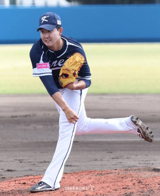 WBC 한국 야구 대표팀이 21일 일본 오키나와현 야에세 고친다 구장에서 한화 이글스와 연습경기를 가졌다.  대표팀 유영찬이 역투하고 있다. /사진=김진경 대기자