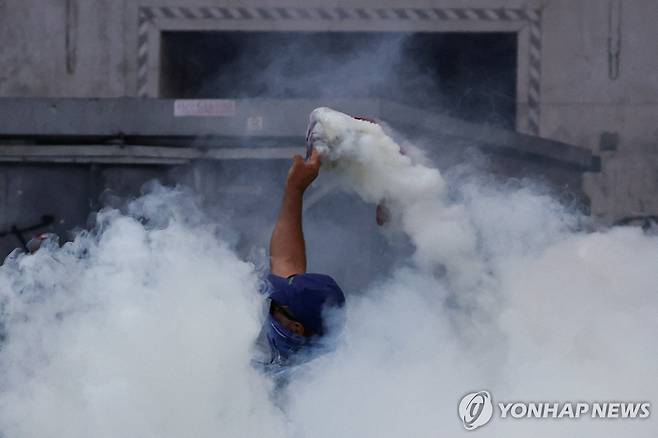 19일(현지시간) 아르헨티나 노동법 개정안 반대 시위 [부에노스아이레스 로이터=연합뉴스. 재판매 및 DB 금지]