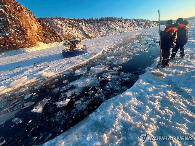 중국 관광객 차량 추락한 러시아 바이칼 호수   [로이터/러시아연방수사위원회 제공 연합뉴스. 재판매 및 DB 금지]