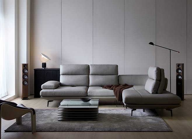 한샘, 프리미엄 가죽 스윙소파 '스위브 더마스터' [한샘 사진 제공. 재판매 및 DB 금지]